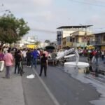 ASÍ QUEDÓ LA AVIONETA EXPARCIDA TRAS CAER EN EL CENTRO DE LA CIUDAD DEL CANTÓN  LA LIBERTAD